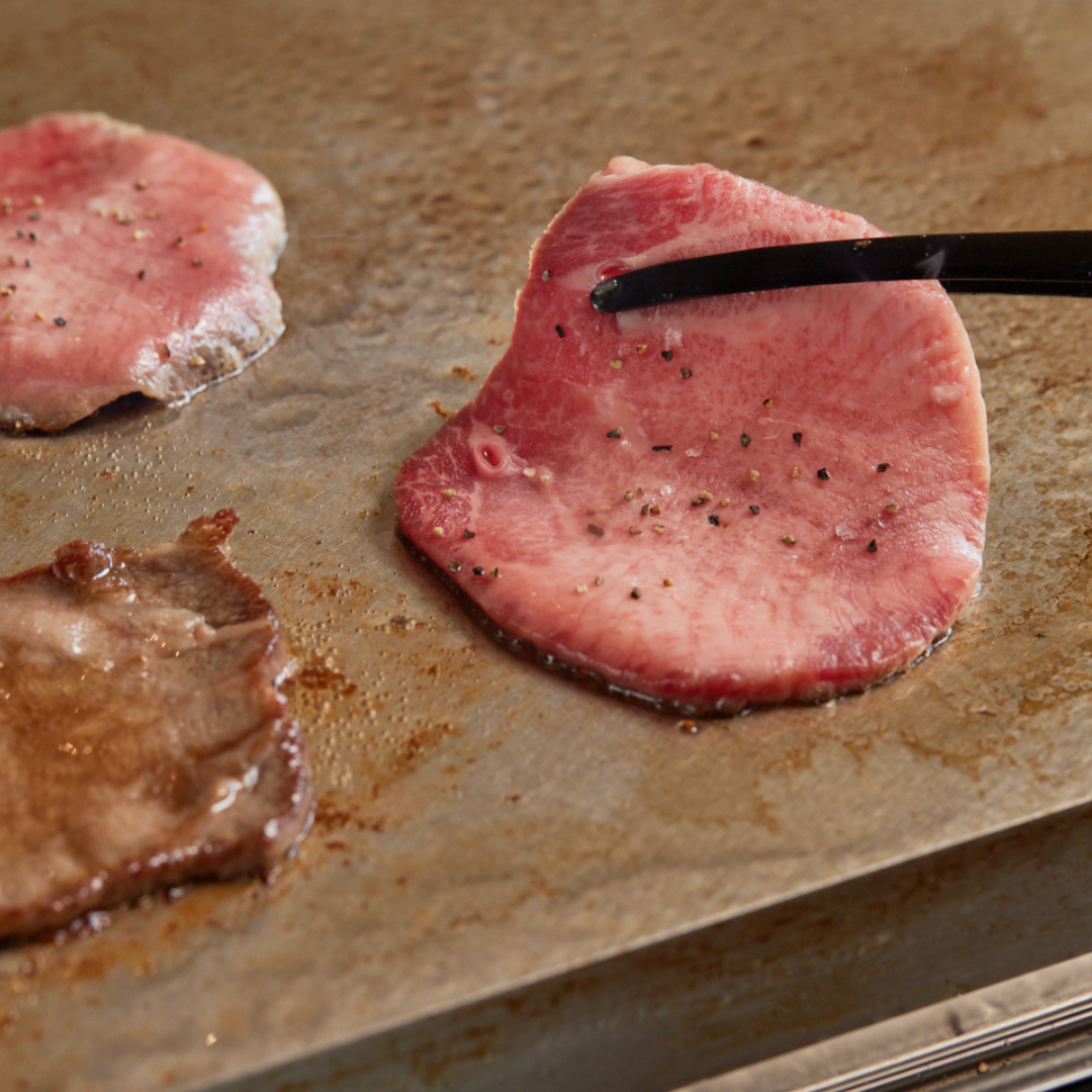 【９月限定商品」　厚切り内ももステーキ&A5仙台牛が入った5種の焼肉セット